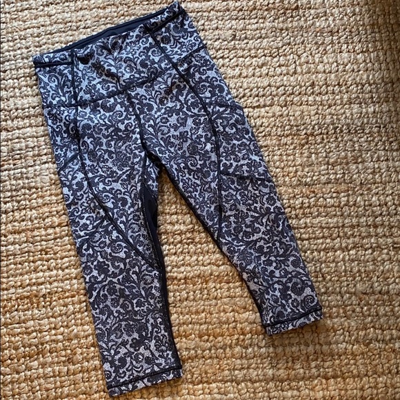 Lululemon Outrun 17" Crop pockets reflective - Picture 4 of 13